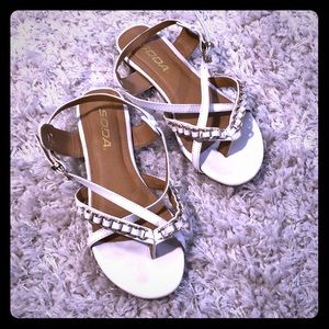 White sandals with chain design